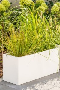 Podłużna prostokątna donica do przedpokoju Monumo Long Slim biała 35h.jpg