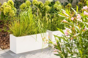 Podłużna prostokątna donica na taras Monumo Long Slim biała 35h.jpg
