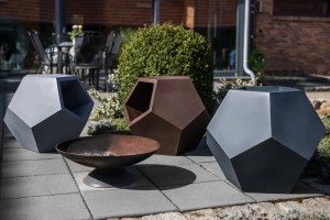 Geometryczna szeroka donica do hotelu Alma