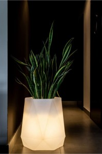 Geometryczna duża podświetlana donica Flavi żarówka RGB